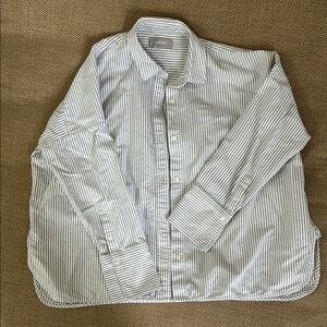 Everlane boxy grey and white striped dress shirt
Size 2